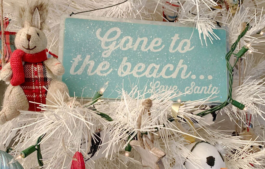 Christmas themed 'gone to the beach' sign
